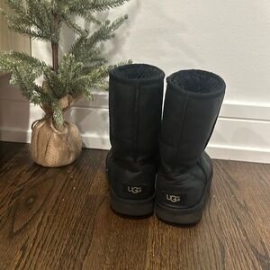 Short UGG boots- 7 Women